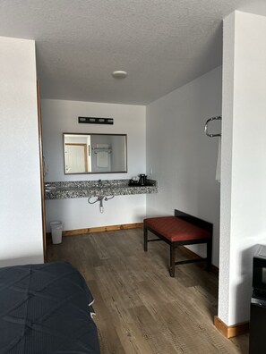 Habitación básica | Cortinas opacas, wifi gratis, ropa de cama