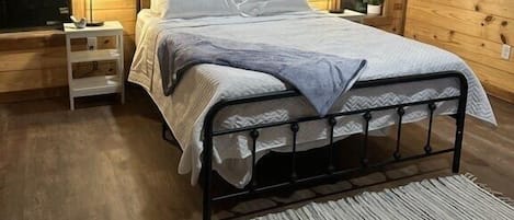 Family Cabin, 4 Bedrooms, River View | Blackout curtains, free WiFi, bed sheets