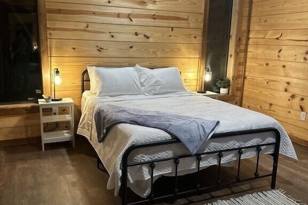 Cabaña familiar, 4 habitaciones, vistas al río | Cortinas opacas, wifi gratis, ropa de cama