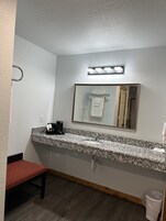 Cortinas blackout, wifi gratis y ropa de cama 