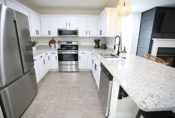 Refrigerador, microondas, horno, placa de cocina