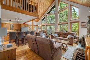 Smart TV, fireplace, books, offices - Crescent Moon Lodge | A-Frame | Hot Tub | Fire Pit (Invermere)