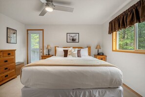 4 bedrooms, desk, travel crib, free WiFi - Crescent Moon Lodge | A-Frame | Hot Tub | Fire Pit (Invermere)