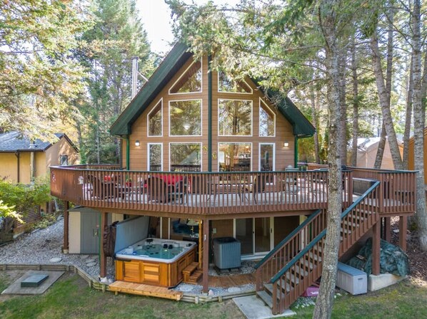 Exterior - Crescent Moon Lodge | A-Frame | Hot Tub | Fire Pit (Invermere)