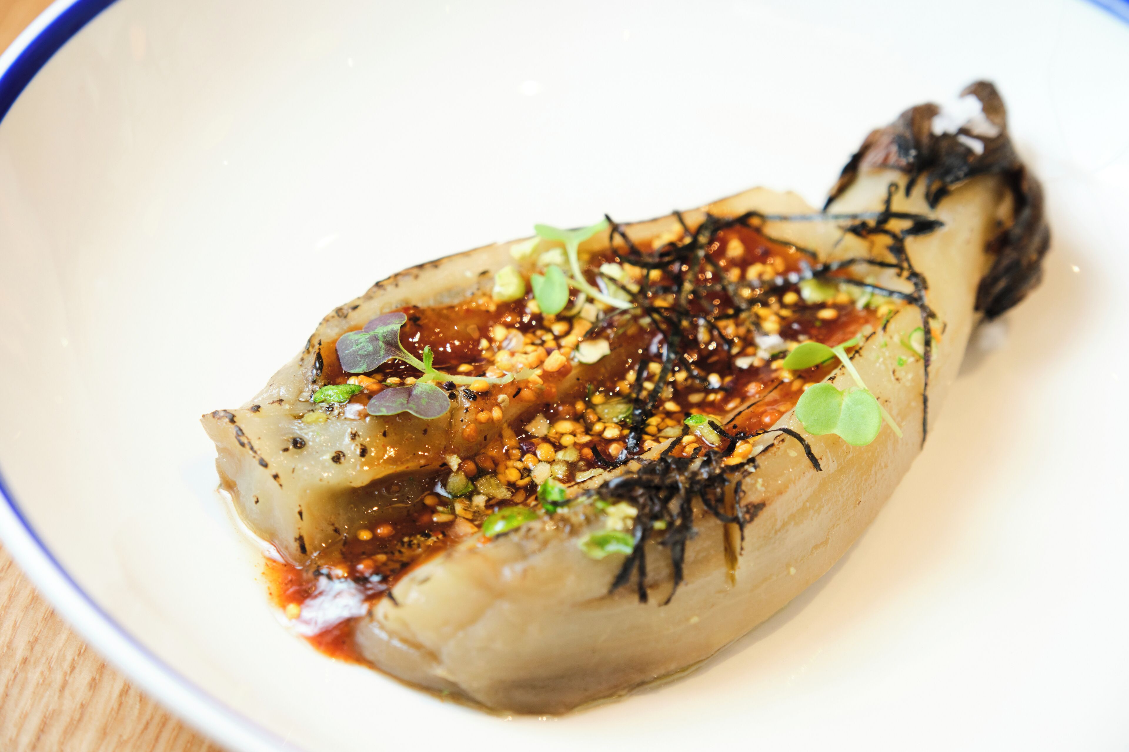 Un plato con diversos ingredientes y guarniciones.