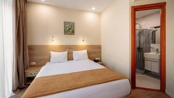 Economy Double Room, 1 Queen Bed | 1 bedroom, in-room safe, desk, laptop workspace