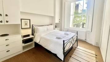 1 dormitorio, tabla de planchar con plancha, wifi y ropa de cama