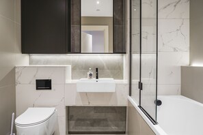 Appartement | Salle de bain | Ensemble baignoire-douche, baignoire profonde, séchoir à cheveux