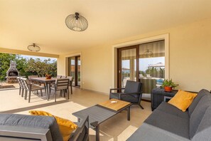 屋外ダイニングエリア