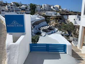 Property grounds - Anna's Cave suite with Indoor and Outdor  Jacuzzi and Sea view. (THIRA)