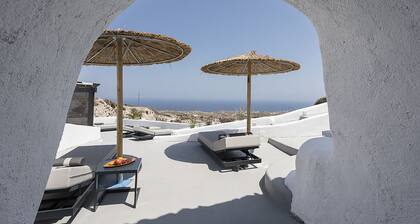 Anna's Cave suite with Indoor and Outdor Jacuzzi and Sea view.