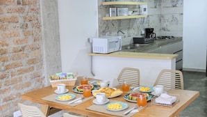 Dụng cụ pha cà phê/trà, tủ lạnh, lò vi sóng, máy rửa bát 