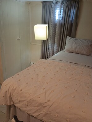 1 bedroom, iron/ironing board, WiFi, bed sheets - Cozy Space (Rosedale)