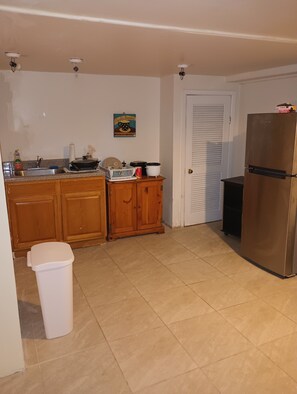 Fridge, microwave, electric kettle, cookware/dishes/utensils - Cozy Space (Rosedale)