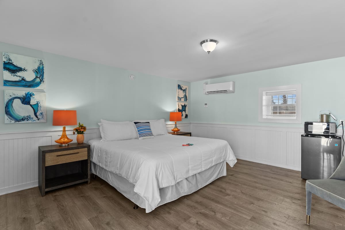 Standard Room, 1 King Bed, Refrigerator & Microwave | 1 bedroom, individually furnished, free WiFi, bed sheets
