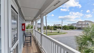 Suíte premium, várias camas, geladeira e micro-ondas | Terraço/pátio