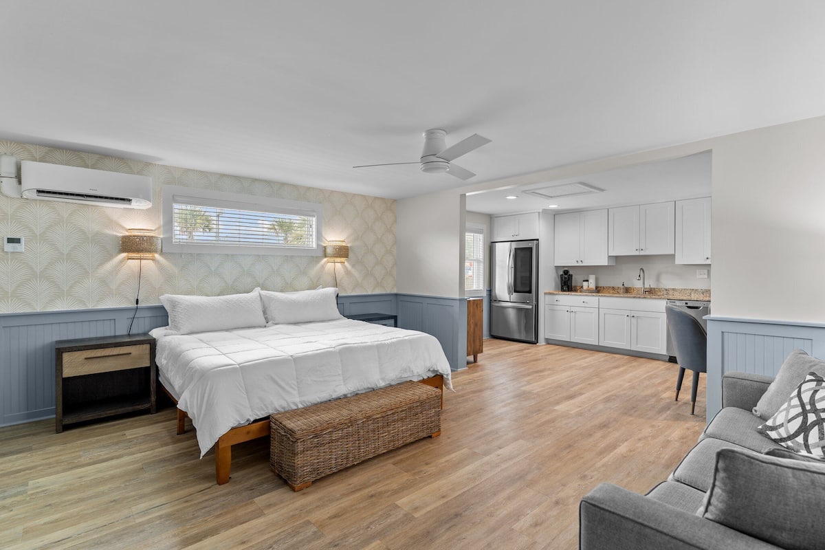 Studio Suite Deluxe, 1 giường cỡ king và sofa giường, tủ lạnh & lò vi sóng | Truy cập Internet không dây miễn phí 