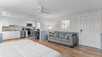 Suite estudio Deluxe, 1 cama King size y sofá cama, refrigerador y microondas | Muebles diferentes, wifi gratis y ropa de cama