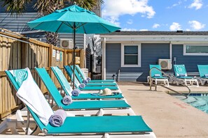 Sesongbasert utendørsbasseng, bassengparasoller og solsenger