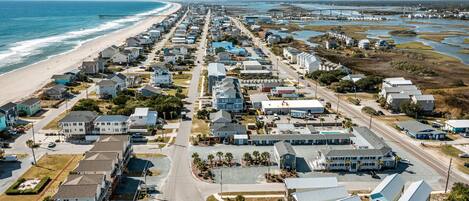 Zona residencial costera con casas, una playa y un muelle.