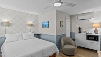 Quarto solteiro standard, 1 cama Queen, geladeira e micro-ondas | 1 quarto, individualmente mobiliados, Wi-Fi de cortesia, roupa de cama