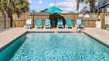 Piscine extérieure (ouverte en saison), parasols de plage