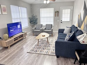 Smart TV - 2 BR Cozy home close to NAS, West Pensacola & Perdido Key (Pensacola)