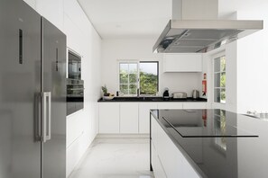 Réfrigérateur, micro-ondes, four, lave-vaisselle