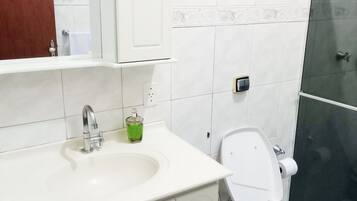 Dusche, Handtücher, Toilettenpapier