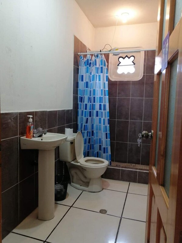 Suihku, hiustenkuivaaja, pyyhkeet, saippua