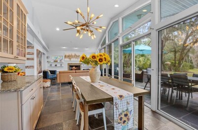 The Pond House! Large Pool, 10 sleeps, Pool Table, Firepit, 10 min UF