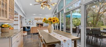 The Pond House! Large Pool, 10 sleeps, Pool Table, Firepit, 10 min UF