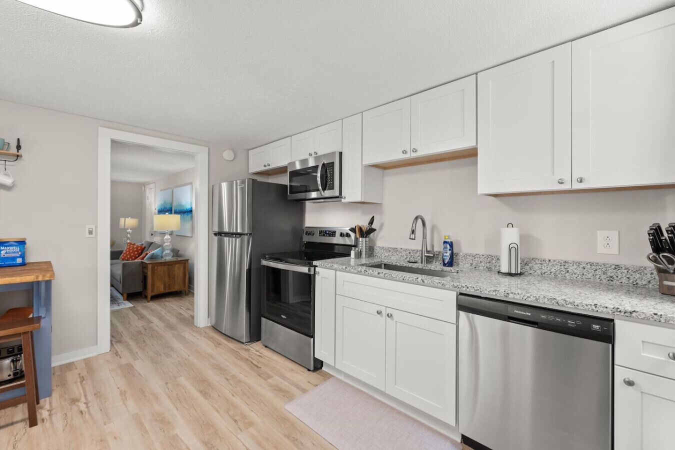 Réfrigérateur, four à micro-ondes, un four, surface de cuisson