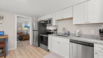 Réfrigérateur, four à micro-ondes, un four, surface de cuisson