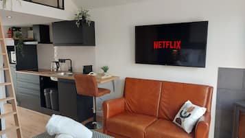 Een smart-tv en een open haard