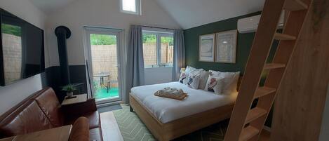 2 bedrooms, iron/ironing board, travel cot, WiFi