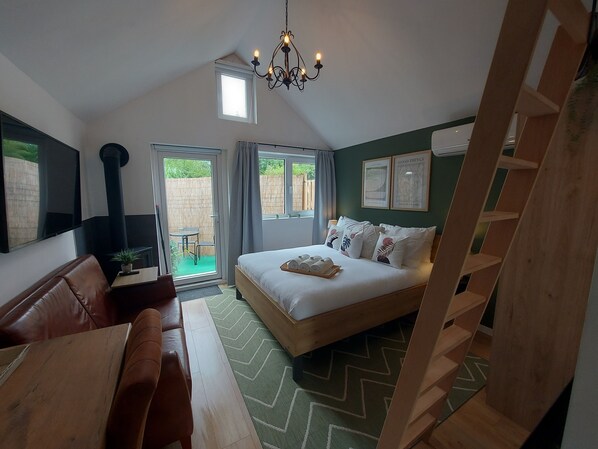 2 bedrooms, iron/ironing board, travel cot, WiFi