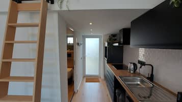 Een koelkast, een magnetron, een oven, een kookplaat