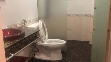 Habitación básica doble | Baño | Artículos de higiene personal gratuitos, secador de pelo y zapatillas