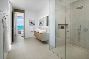 Quarto, vários quartos (O13 Ocean Estate Banks, Inc GH) | Banheiro | Banheira de imersão, chuveiro com efeito de chuva