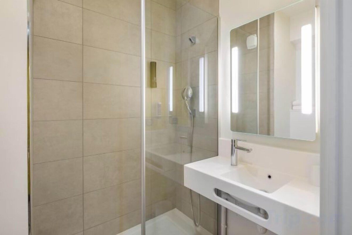 Douche, serviettes fournies, savon, shampoing