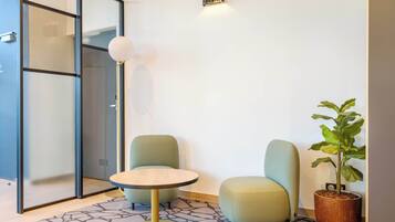 Coin salon dans le hall