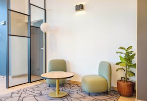 Lobby sitting area - B&B HOTEL Nice Stade Riviera (Nice)