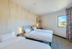 Vierbettzimmer, Nichtraucher | Schreibtisch, schallisolierte Zimmer, kostenloses WLAN, Bettwäsche