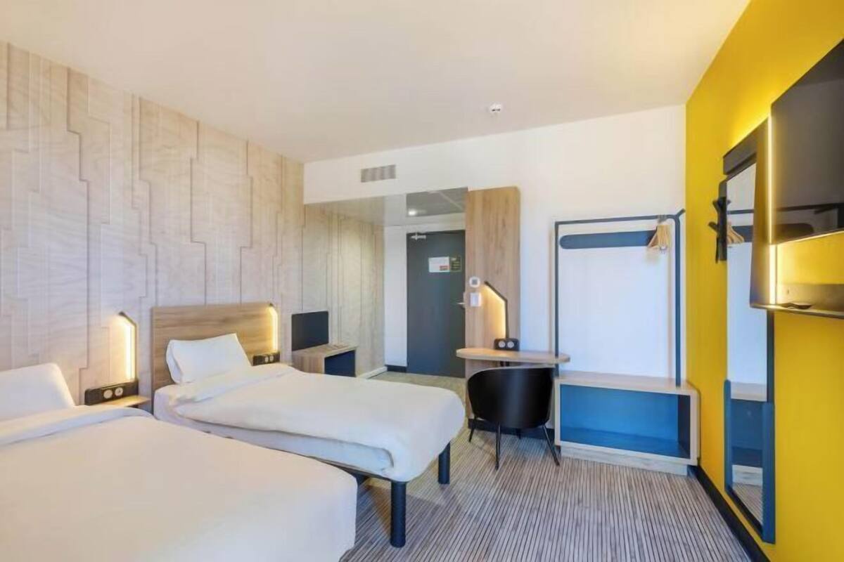 Desk, soundproofing, free WiFi, bed sheets