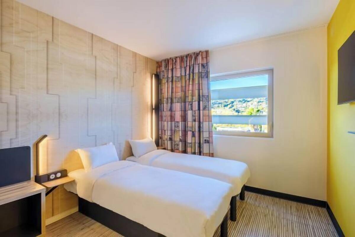 Desk, soundproofing, free WiFi, bed sheets