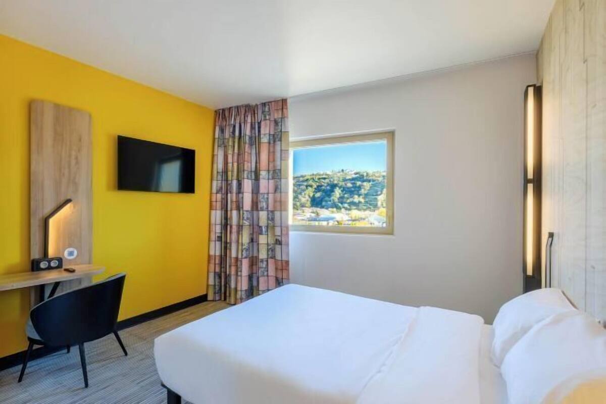 Desk, soundproofing, free WiFi, bed sheets