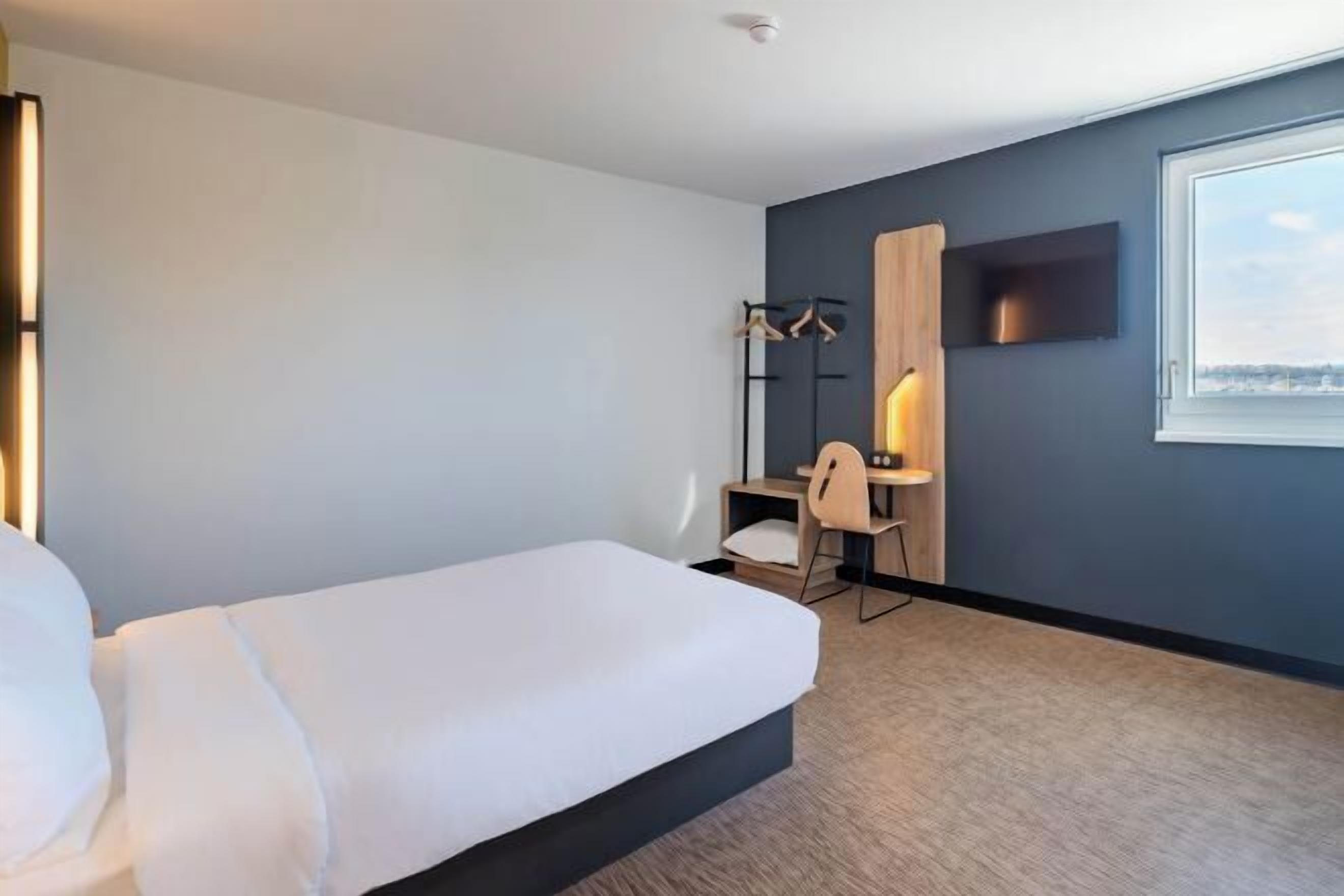 Desk, free WiFi, bed sheets