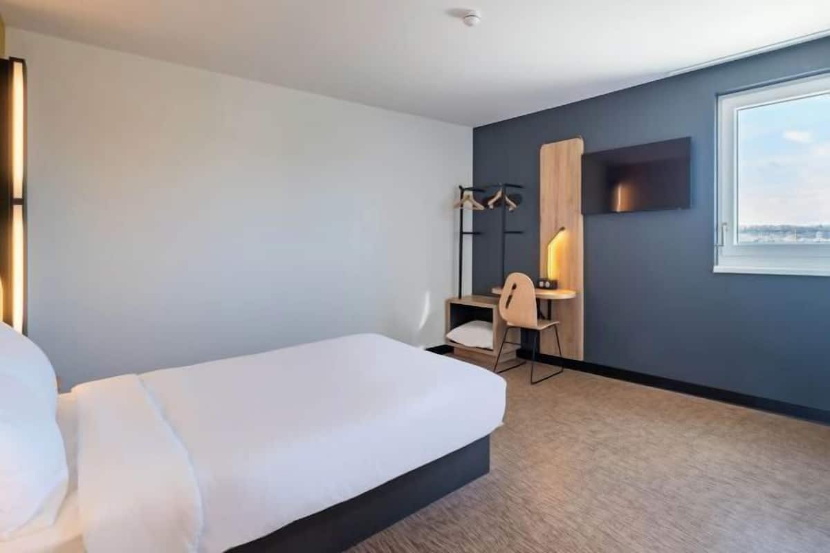 Een bureau, gratis wifi, beddengoed