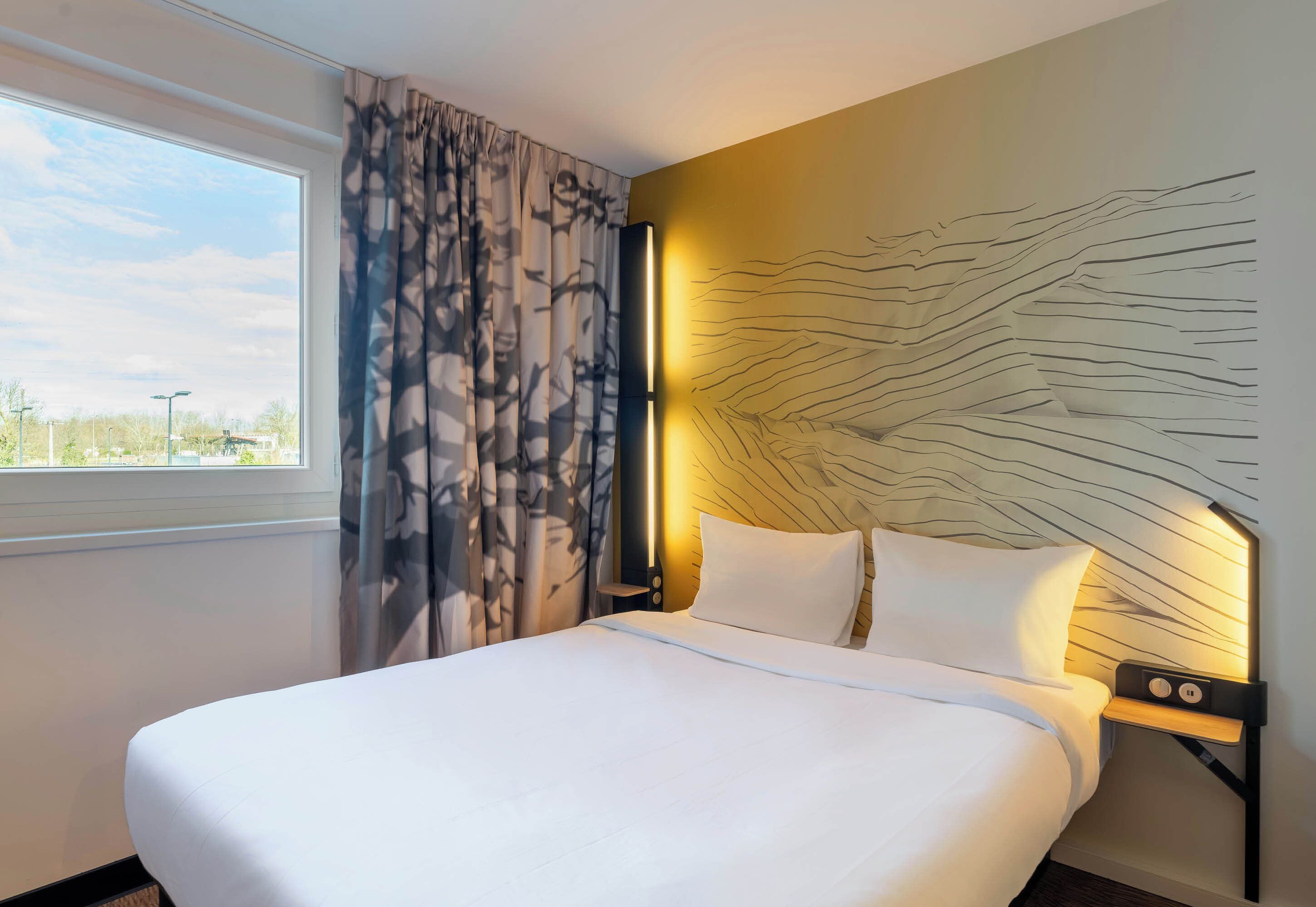 Een bureau, gratis wifi, beddengoed